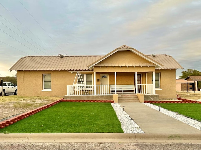 view of front facade featuring a front yard and a porch