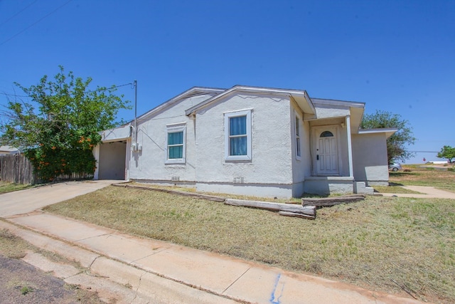 view of front of house featuring a front yard and a garage