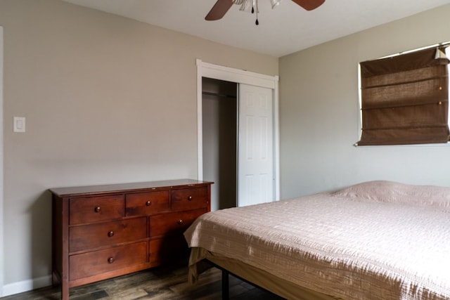 bedroom featuring dark wood-style floors, ceiling fan, baseboards, and a closet