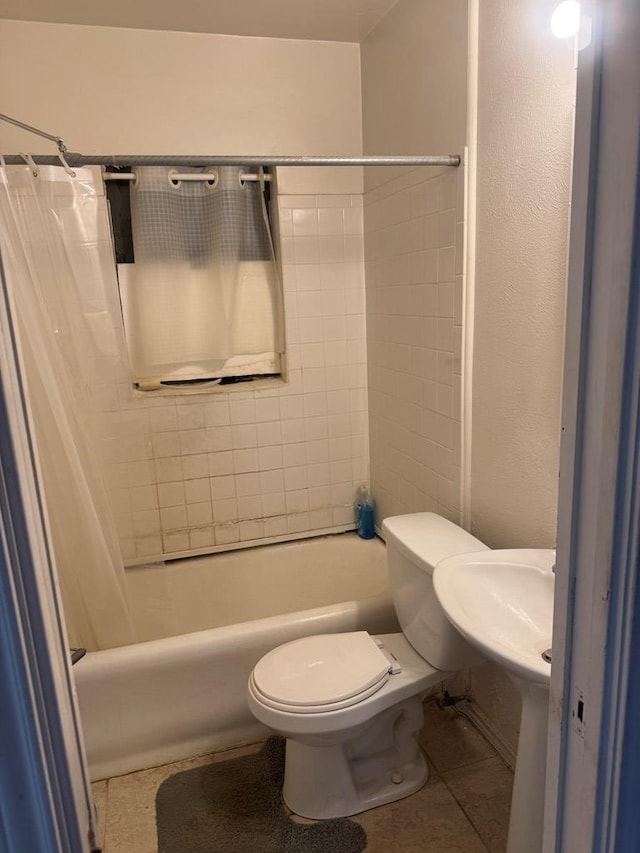 901 N D St, Midland, TX 79701 - full bath featuring toilet, shower / bath combo, and tile patterned flooring