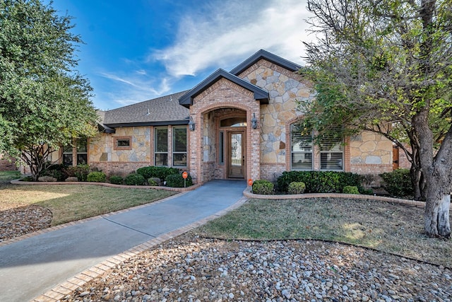 view of front of home featuring a front yard