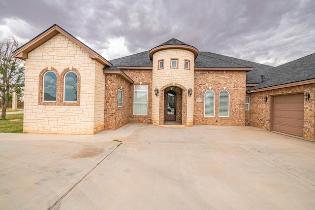 view of front facade featuring a garage