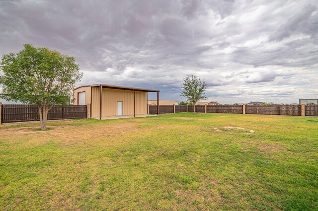 view of yard featuring an outbuilding