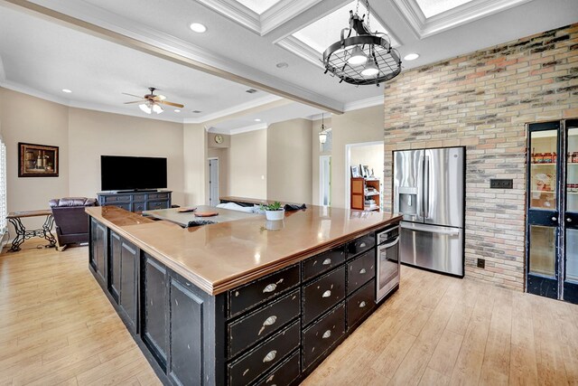 5810 Sterling Pl, Midland, TX 79707 - kitchen featuring appliances with stainless steel finishes, dark cabinetry, light wood-style flooring, crown molding, and a ceiling fan