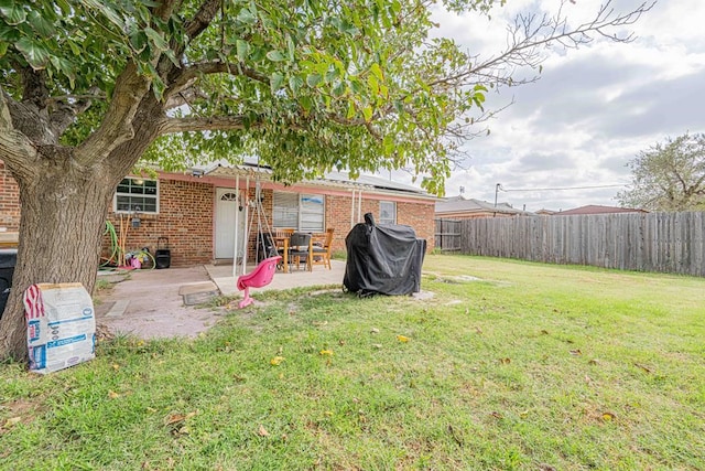 view of yard featuring a patio area