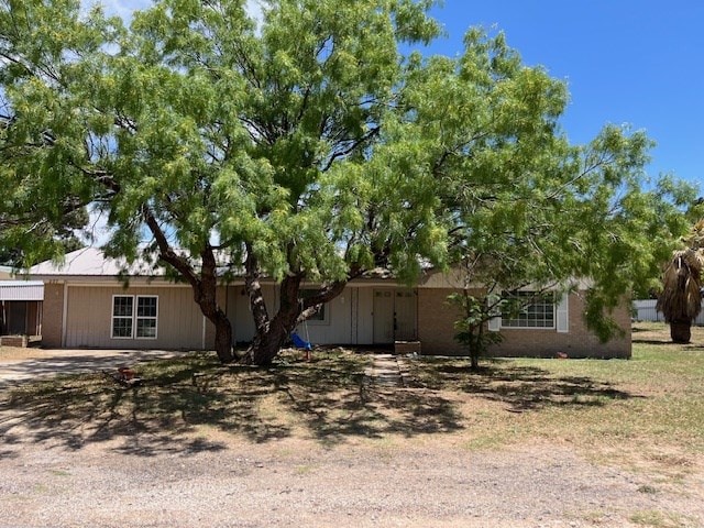 207 W Robinson Rd, Big Spring, TX 79720 - view of front of home