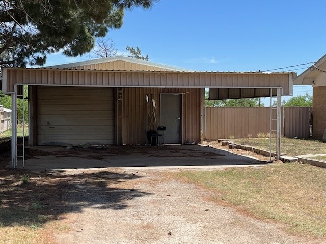 207 W Robinson Rd, Big Spring, TX 79720 - garage with driveway