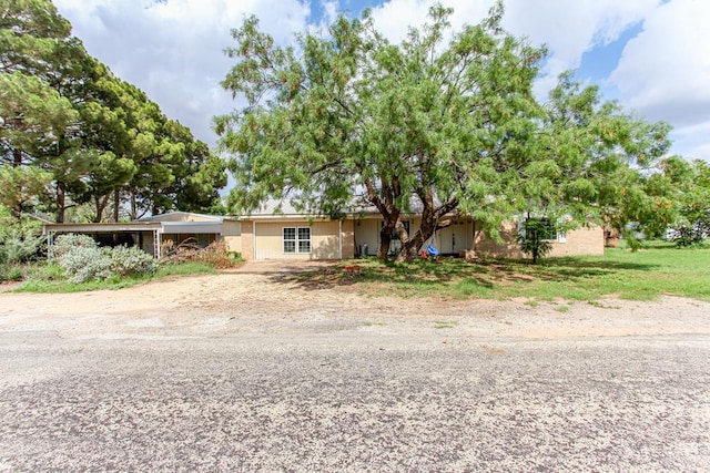 207 W Robinson Rd, Big Spring, TX 79720 - ranch-style house with driveway
