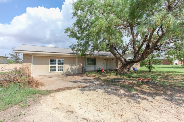 207 W Robinson Rd, Big Spring, TX 79720 - ranch-style house with a metal roof