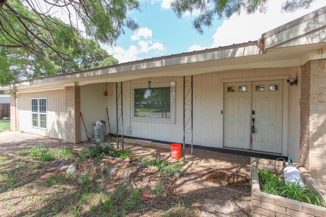 207 W Robinson Rd, Big Spring, TX 79720 - entrance to property with covered porch