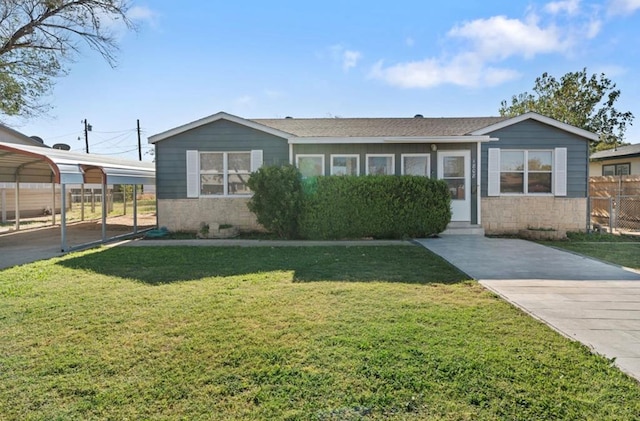 view of front of property featuring a front yard and a carport