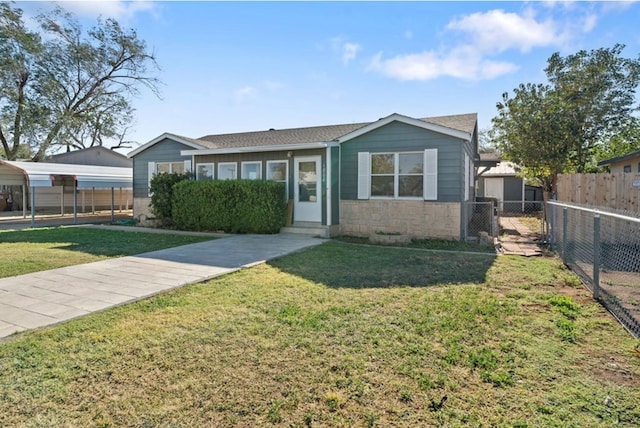 view of front of property featuring a front lawn