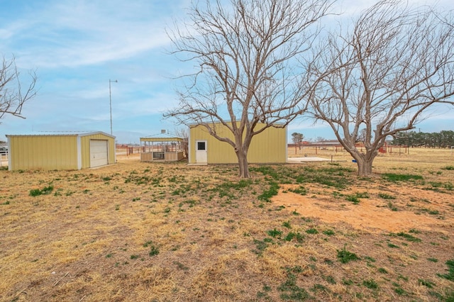 view of yard with an outbuilding