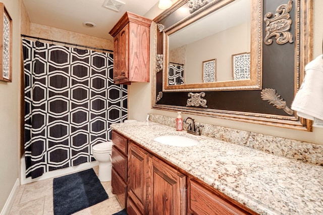 bathroom featuring vanity, toilet, a shower with shower curtain, baseboards, and visible vents