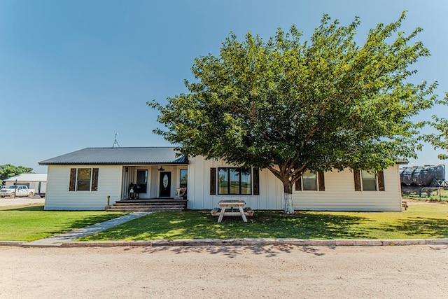 view of front of house with a front lawn