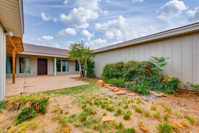 view of yard featuring a patio