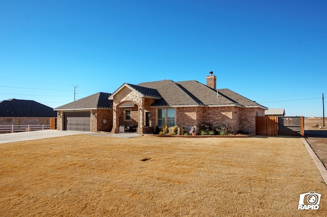 view of front of house featuring a front lawn and a garage