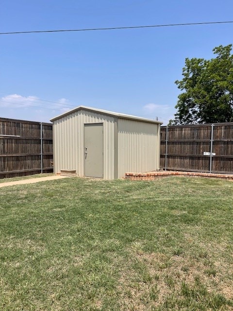 4500 El Paso, Snyder, TX 79549 - fenced backyard with a storage shed