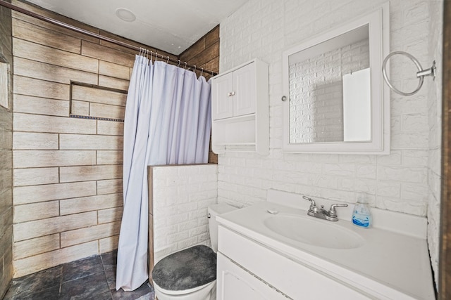 904 E Hester St, Brownfield, TX 79316 - bathroom with toilet, vanity, and curtained shower