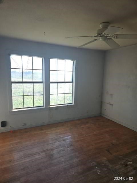 spare room with dark hardwood / wood-style floors and ceiling fan