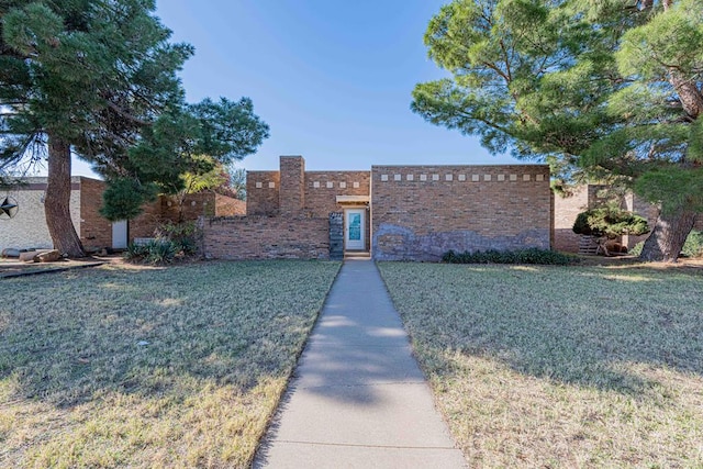 view of front of property with a front yard