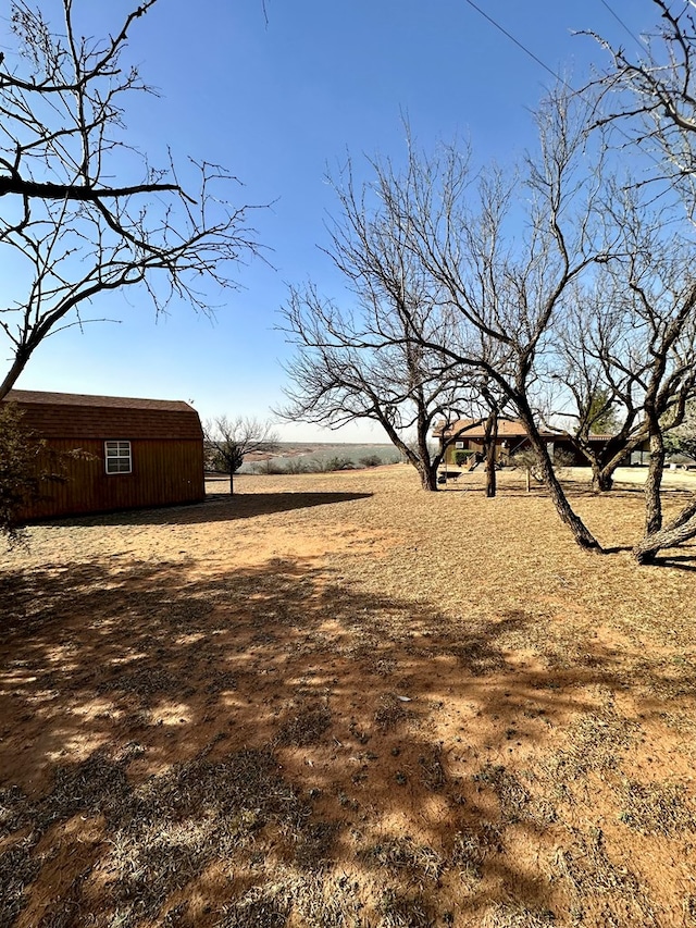 view of yard featuring an outbuilding