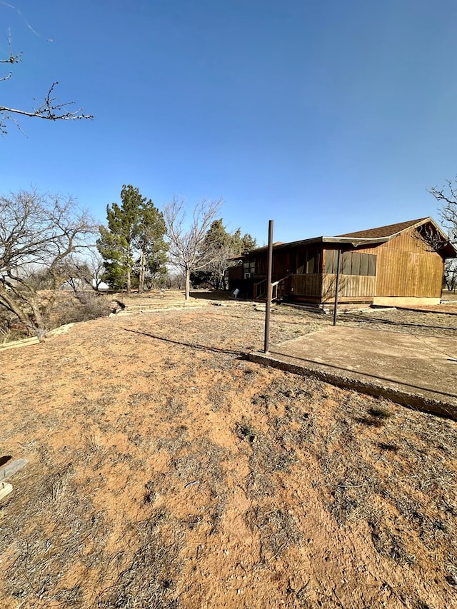 view of yard featuring an outdoor structure