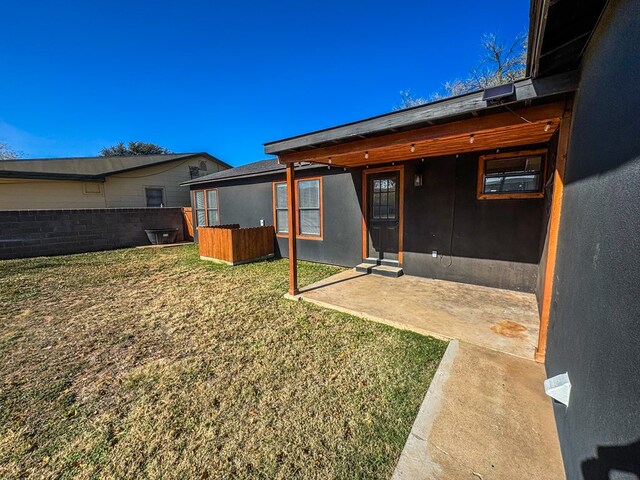 single story home with a front yard