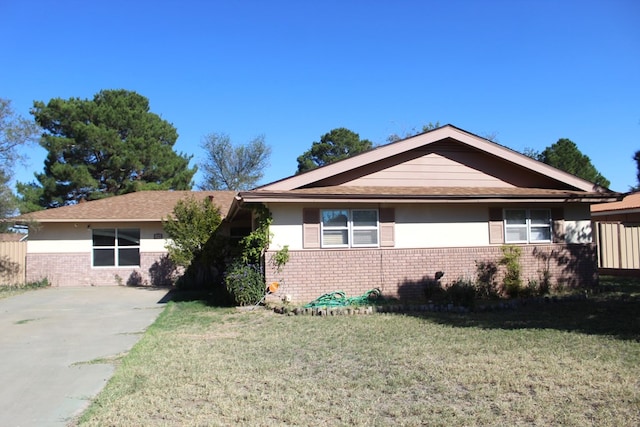 ranch-style house with a front yard