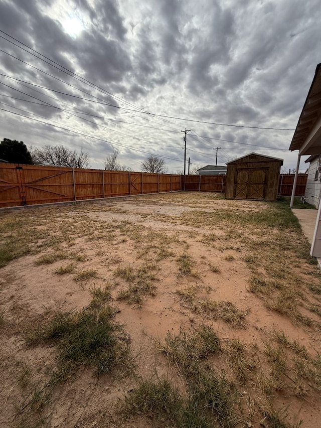 view of yard with a shed