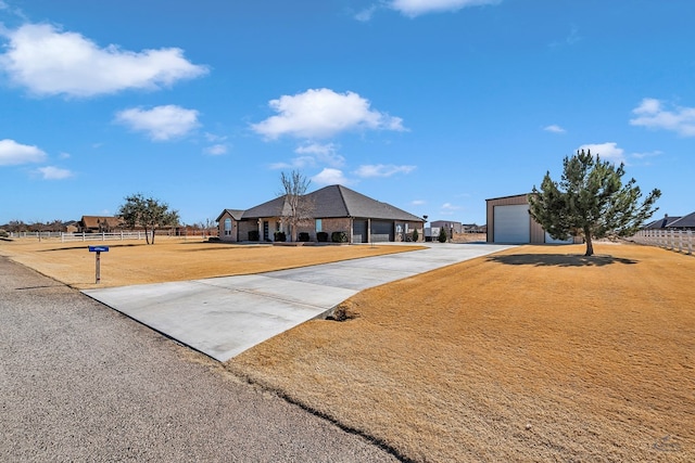 single story home featuring a front lawn