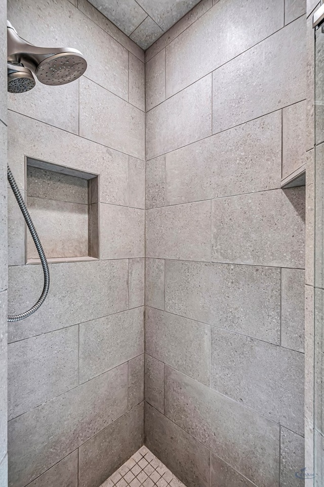 bathroom featuring tiled shower