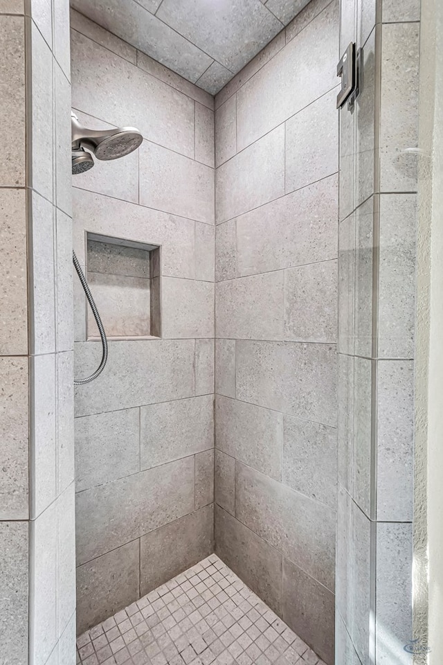 bathroom featuring tiled shower