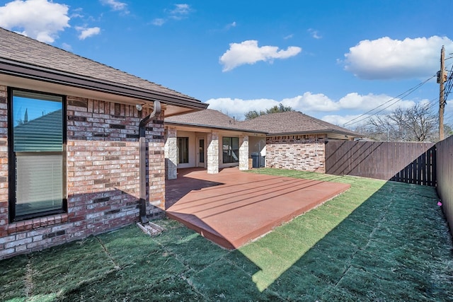 view of yard featuring a patio