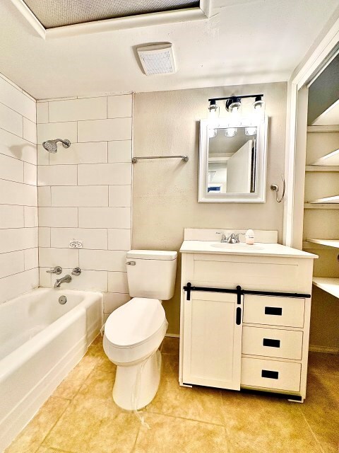 501 W Scharbauer Dr Unit 28, Midland, TX 79705 - bathroom featuring visible vents, shower / bathing tub combination, toilet, vanity, and tile patterned flooring