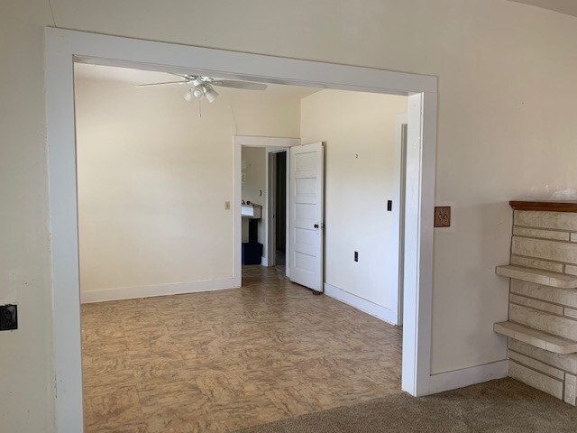 unfurnished room featuring ceiling fan