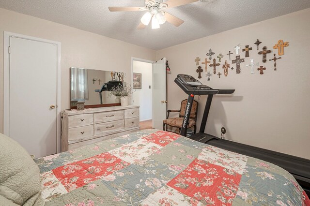 bedroom featuring ceiling fan and a textured ceiling