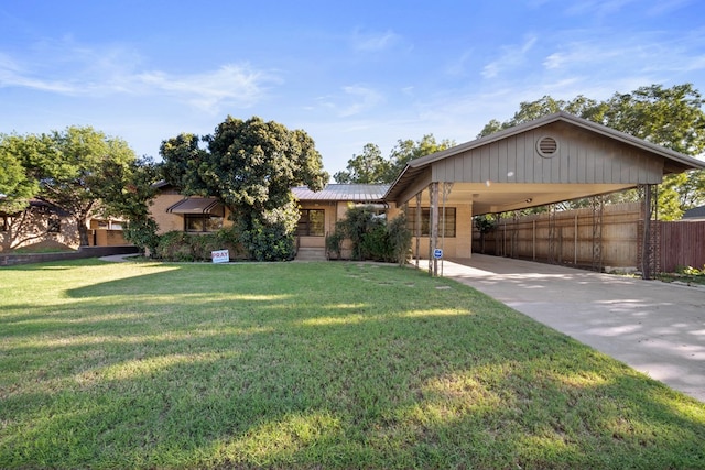 view of front facade featuring a front lawn, a carport, fence, and concrete driveway
