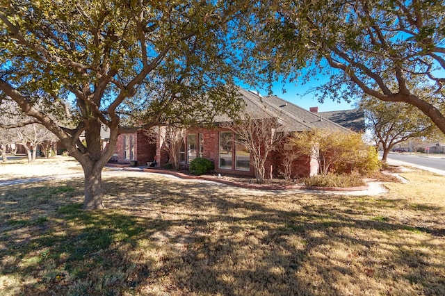 view of front of house featuring a front yard