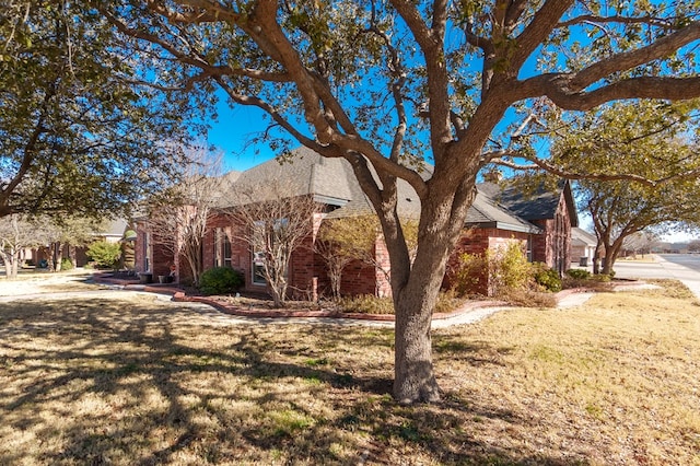 view of front of property featuring a front yard