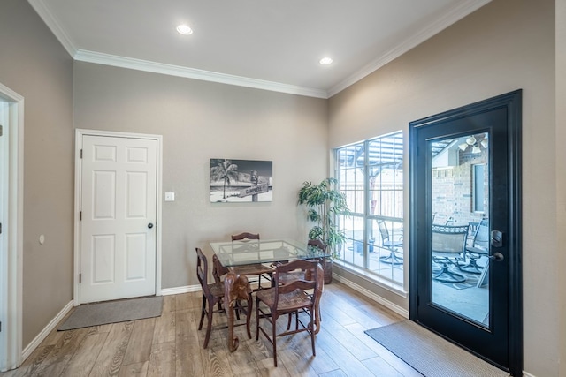 dining space featuring ornamental molding, recessed lighting, light wood-style flooring, and baseboards