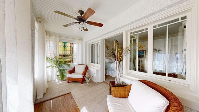 sunroom with ceiling fan