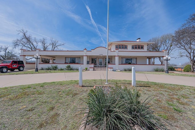 view of front of property with covered porch and a front lawn