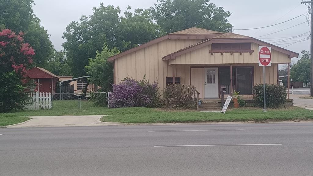 view of front of property featuring a front lawn