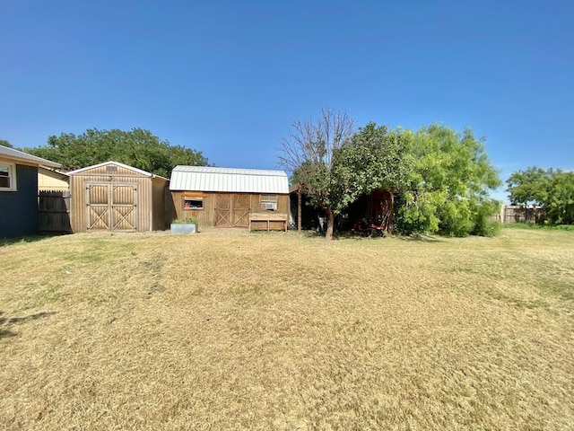 view of yard featuring a storage unit