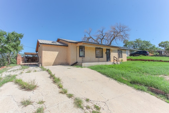 view of front facade featuring a front yard