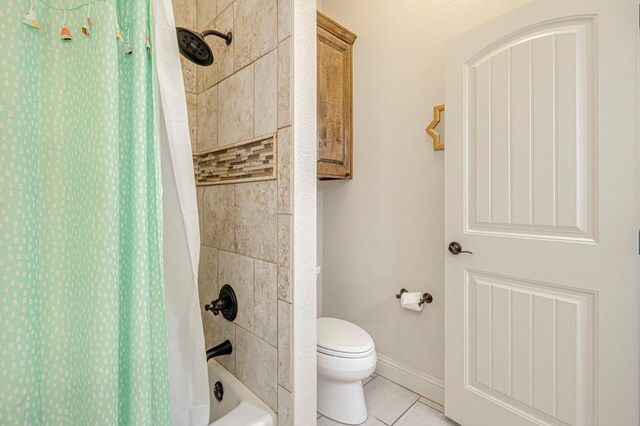 full bathroom featuring toilet, shower / bathtub combination with curtain, tile patterned floors, and baseboards
