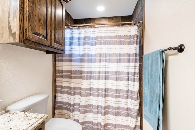 full bathroom with a shower with shower curtain, toilet, and vanity