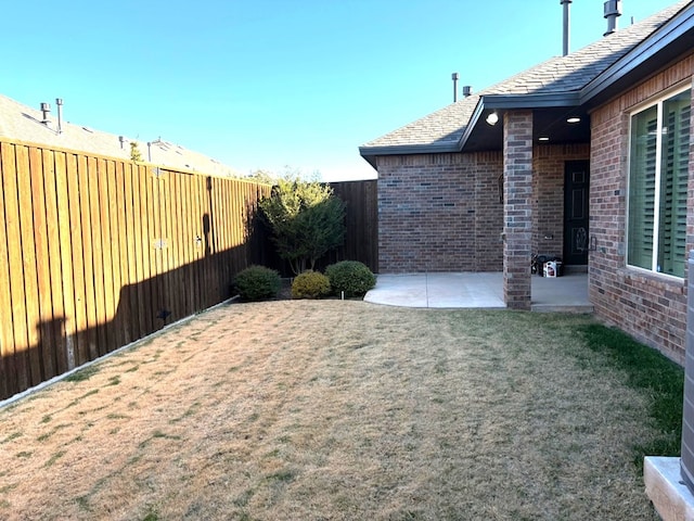 view of yard featuring a patio area