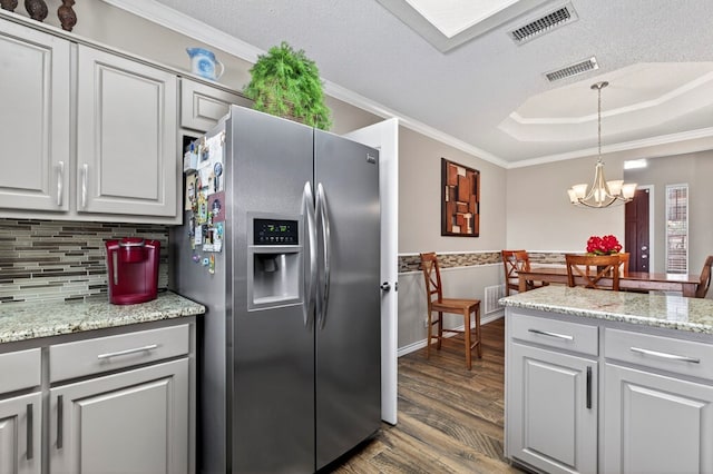 3834 Hyden Dr, Odessa, TX 79762 - kitchen with appliances with stainless steel finishes, a textured ceiling, backsplash, a peninsula, and crown molding